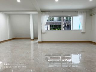 Reihenhaus zur Miete mit 3 Zimmer in Khlong Toei, Bangkok
