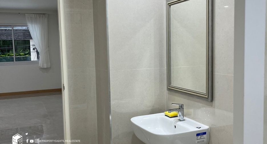 For rent 3 bedrooms townhouse in Khlong Toei, Bangkok