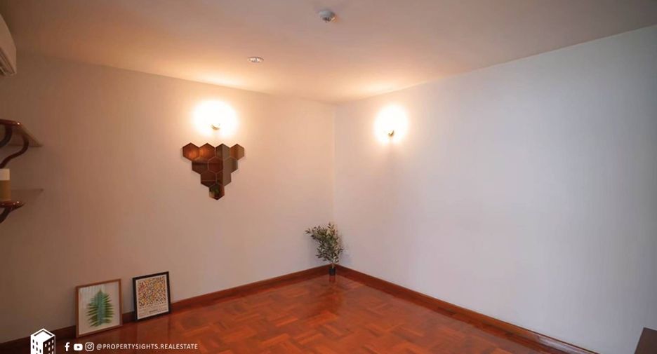For rent 3 bedrooms condo in Khlong Toei, Bangkok