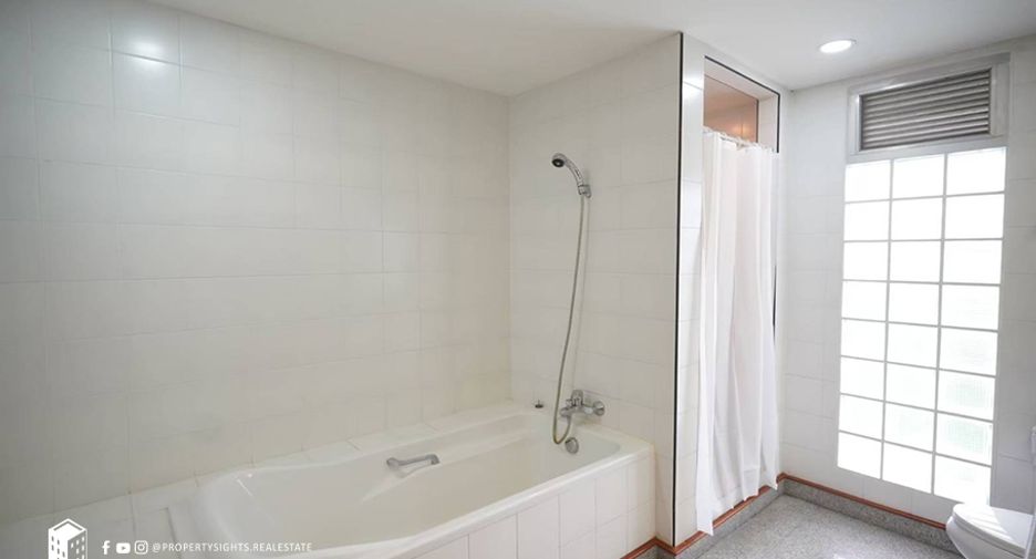 For rent 3 bedrooms condo in Khlong Toei, Bangkok