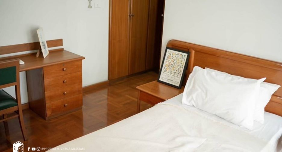 For rent 3 bedrooms condo in Khlong Toei, Bangkok