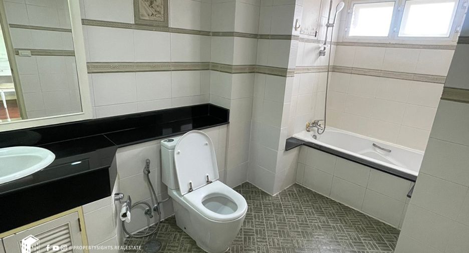 For rent 2 bedrooms condo in Watthana, Bangkok