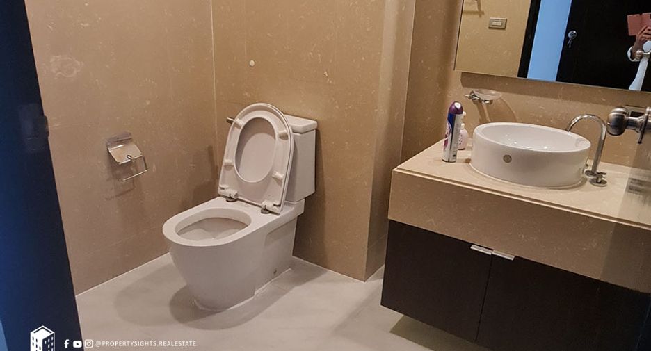 For rent 3 bedrooms condo in Khlong Toei, Bangkok