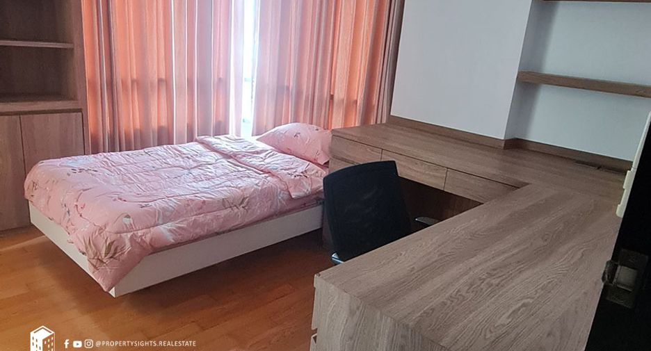 For rent 3 bedrooms condo in Khlong Toei, Bangkok