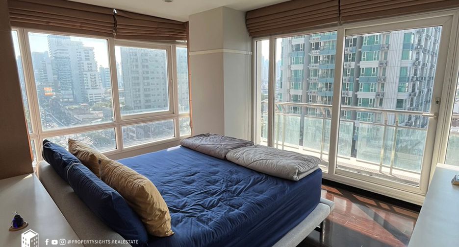 For sale 3 bedrooms condo in Watthana, Bangkok