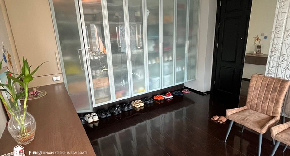 For sale 3 bedrooms condo in Watthana, Bangkok