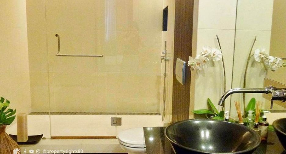 For sale 3 ベッドルーム condo in Sathon, Bangkok