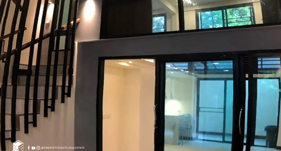 For sale 3 bedrooms townhouse in Khlong Toei, Bangkok