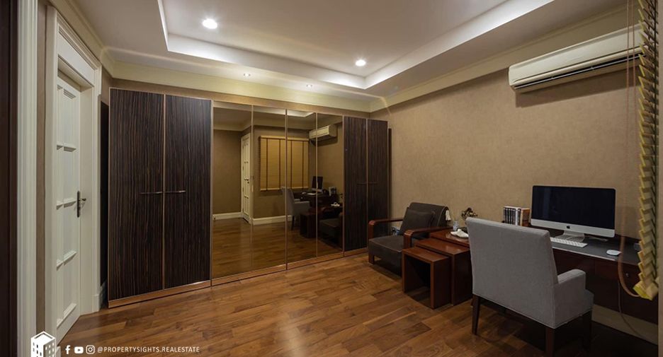 For sale 2 bedrooms townhouse in Khlong Toei, Bangkok