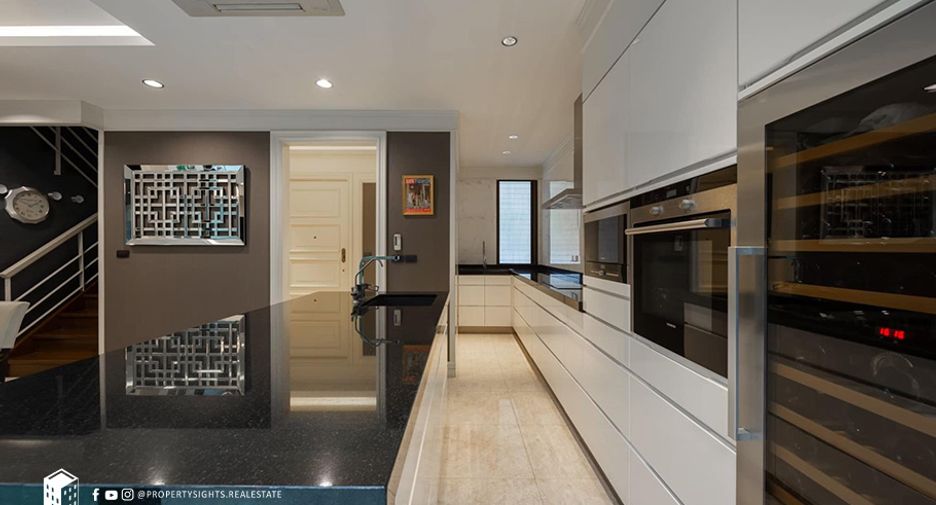 For sale 2 bedrooms townhouse in Khlong Toei, Bangkok