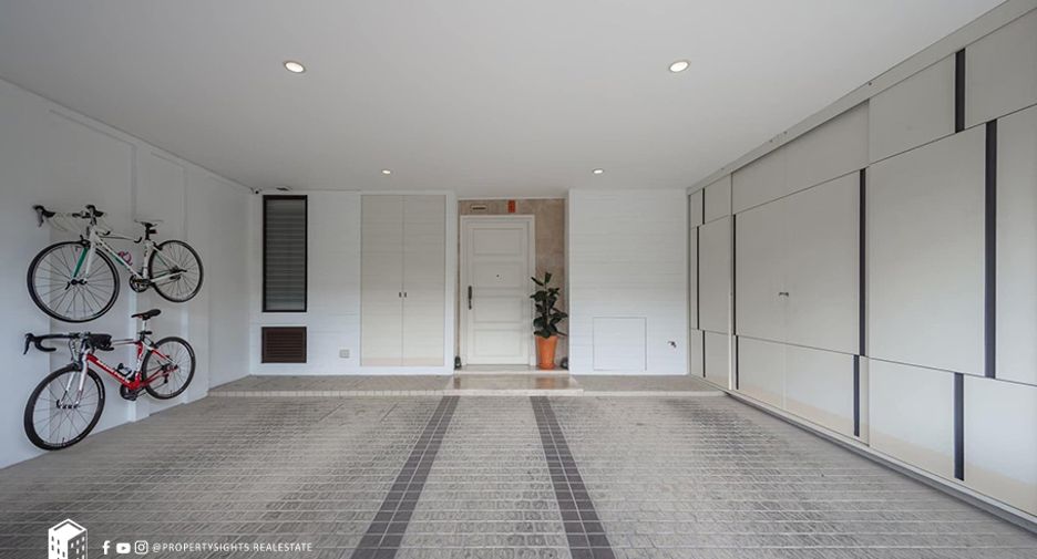 For sale 2 bedrooms townhouse in Khlong Toei, Bangkok