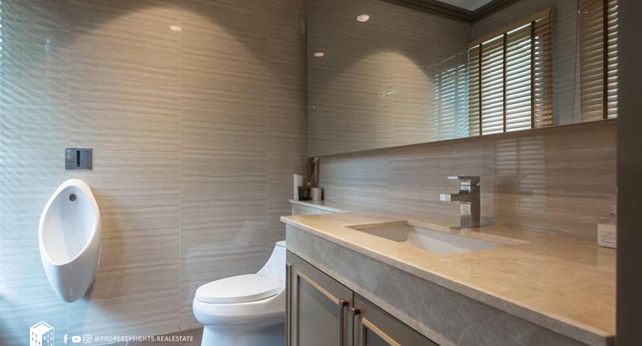 For sale 2 bedrooms townhouse in Khlong Toei, Bangkok