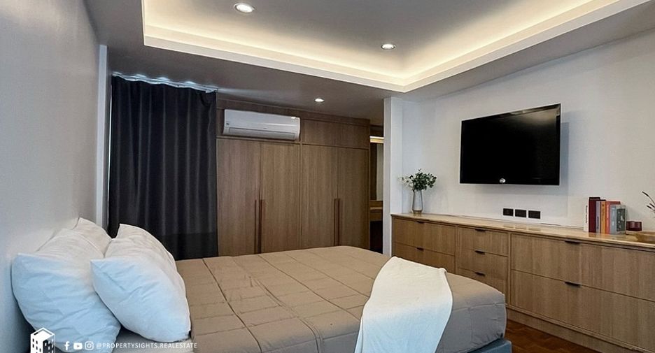 For rent 4 bedrooms townhouse in Khlong Toei, Bangkok