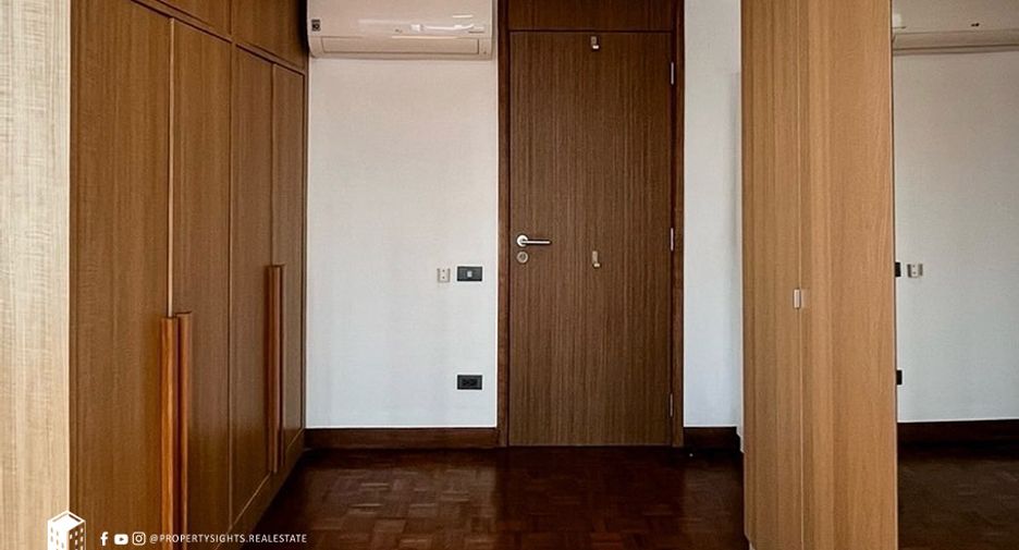For rent 4 bedrooms townhouse in Khlong Toei, Bangkok