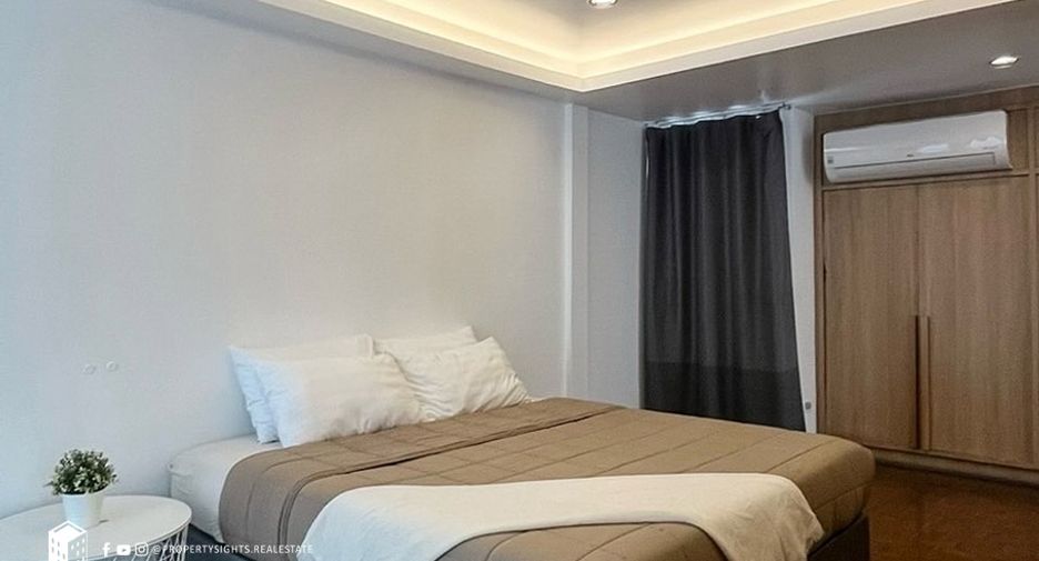 For rent 4 bedrooms townhouse in Khlong Toei, Bangkok
