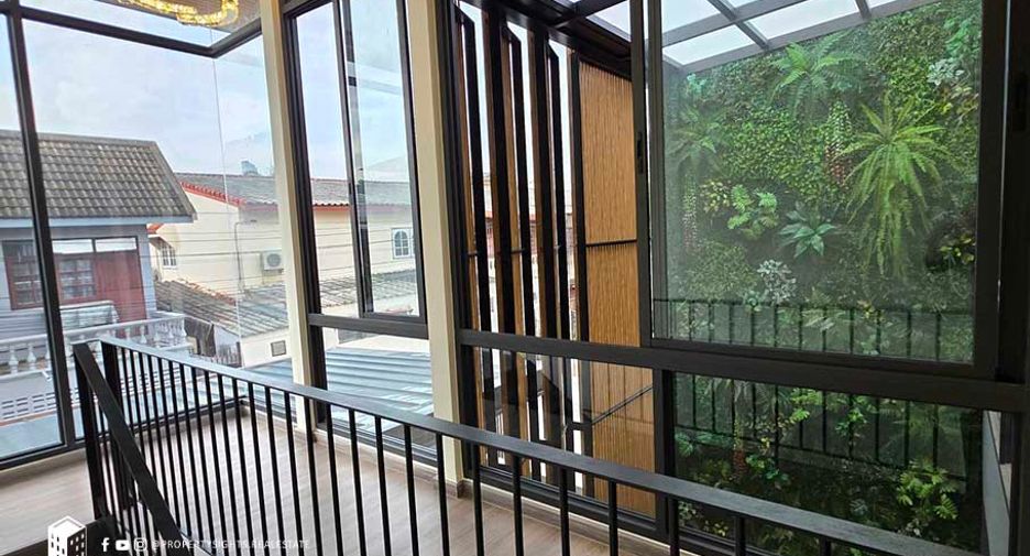 Продажа 3 спальни кондо в Пхра Кханонг, Бангкок