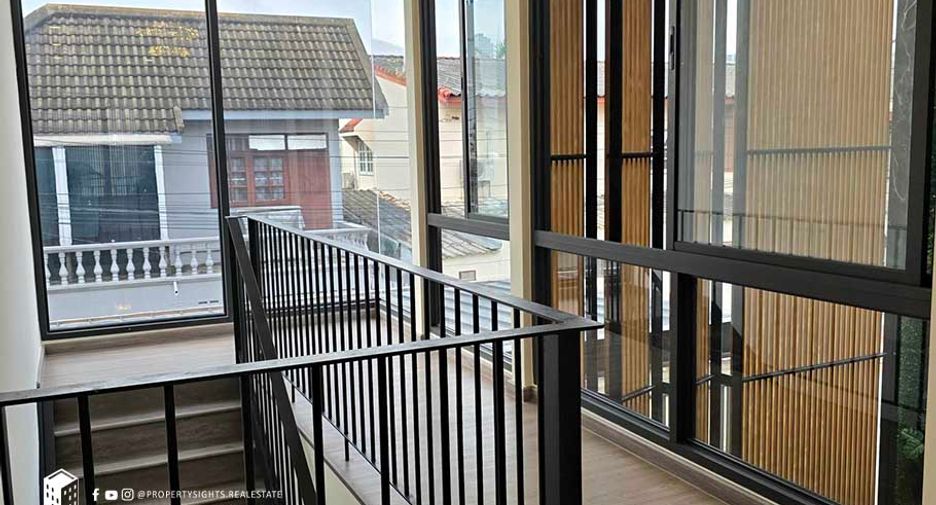 Продажа 3 спальни кондо в Пхра Кханонг, Бангкок