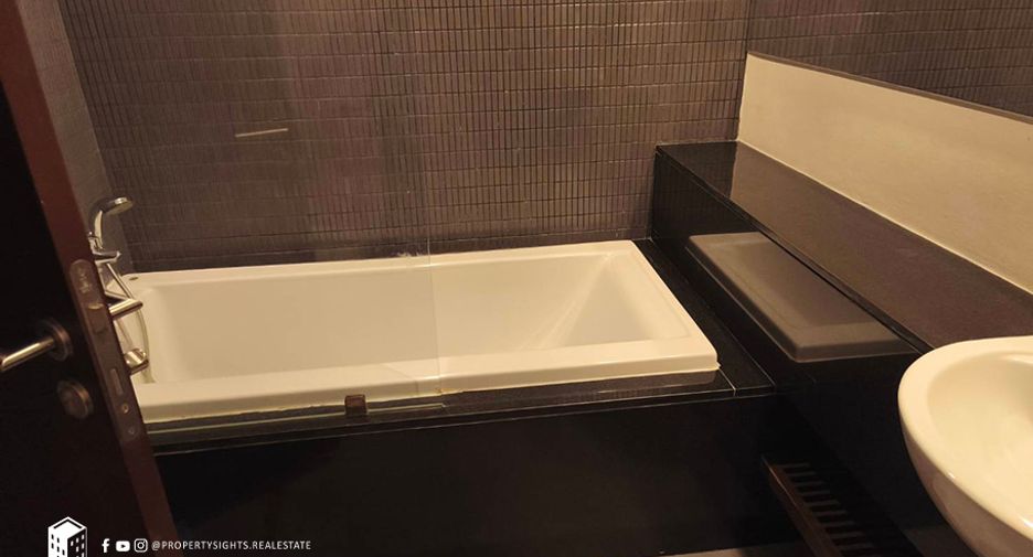 For rent 3 bedrooms condo in Watthana, Bangkok