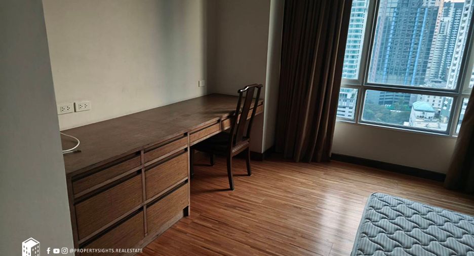 For rent 3 bedrooms condo in Watthana, Bangkok