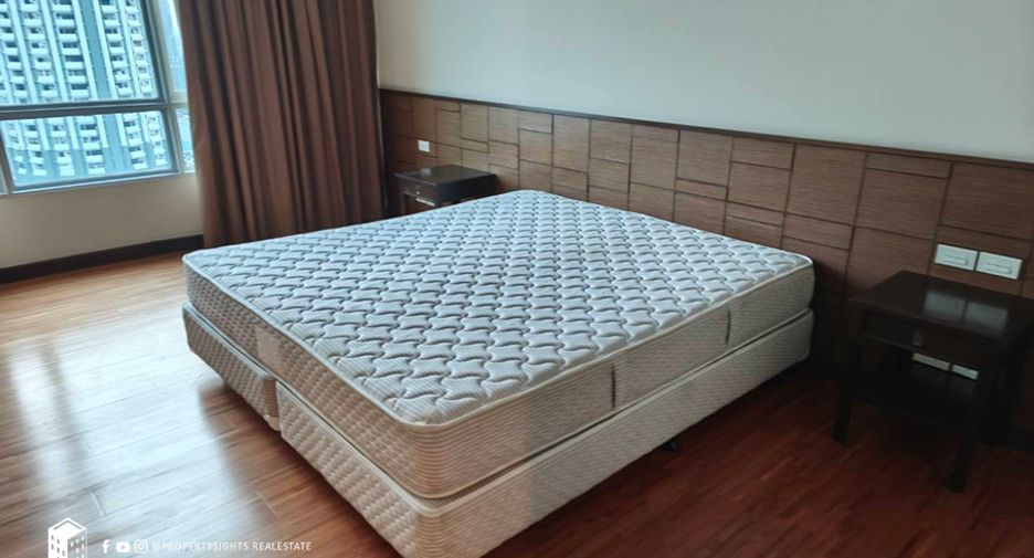 For rent 3 bedrooms condo in Watthana, Bangkok
