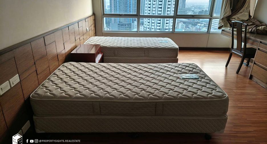 For rent 3 bedrooms condo in Watthana, Bangkok