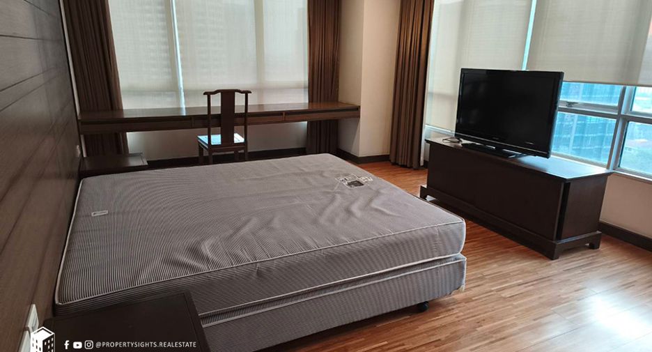For rent 3 bedrooms condo in Watthana, Bangkok