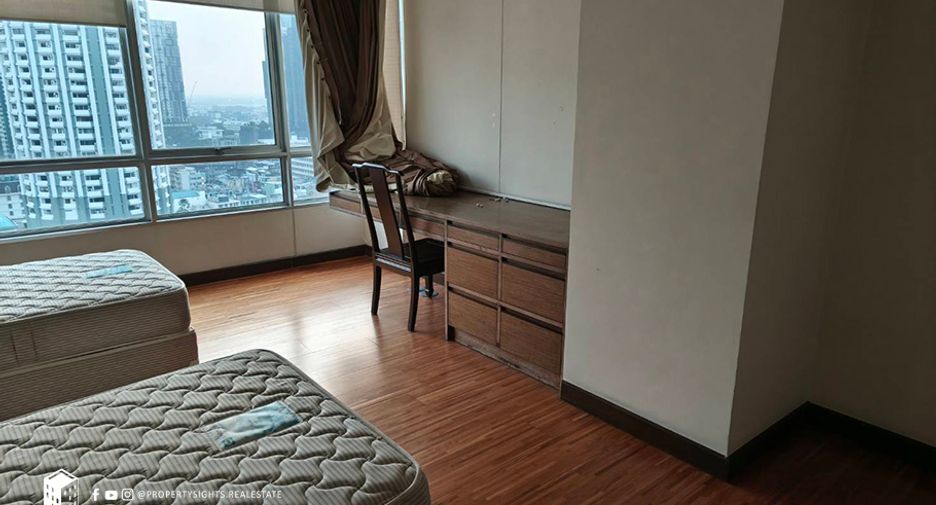 For rent 3 bedrooms condo in Watthana, Bangkok