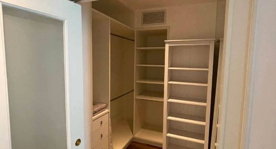 For rent 2 bedrooms condo in Pathum Wan, Bangkok