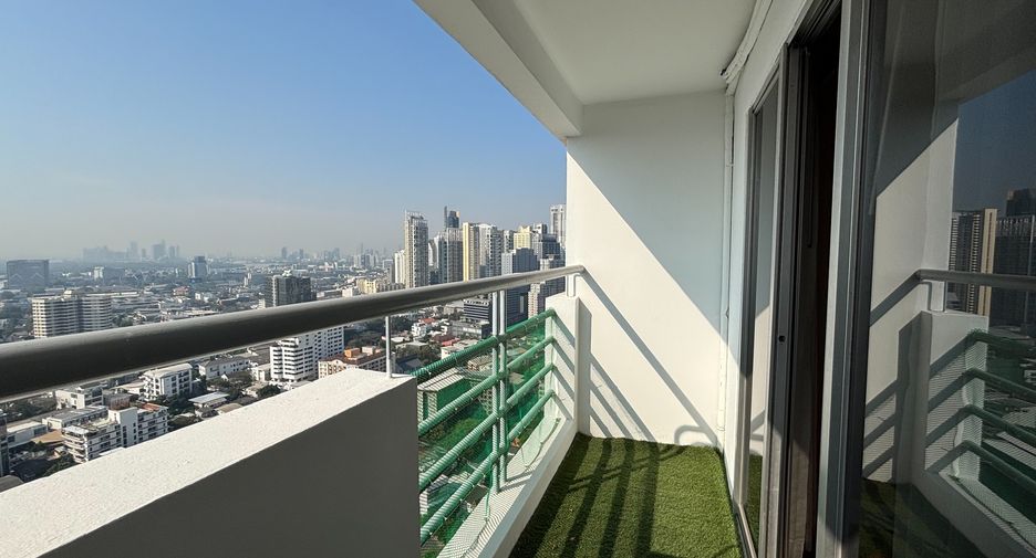For rent 3 ベッドルーム condo in Khlong Toei, Bangkok