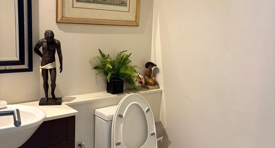 For rent 3 bedrooms condo in Khlong San, Bangkok