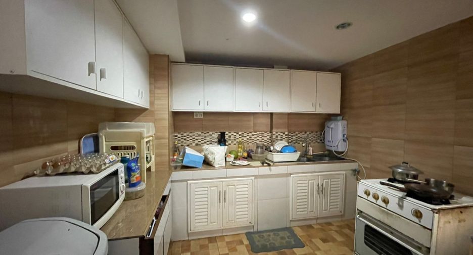 For sale 5 ベッドルーム townhouse in Khlong Toei, Bangkok