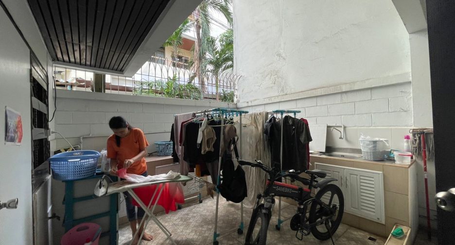 For sale 5 ベッドルーム townhouse in Khlong Toei, Bangkok