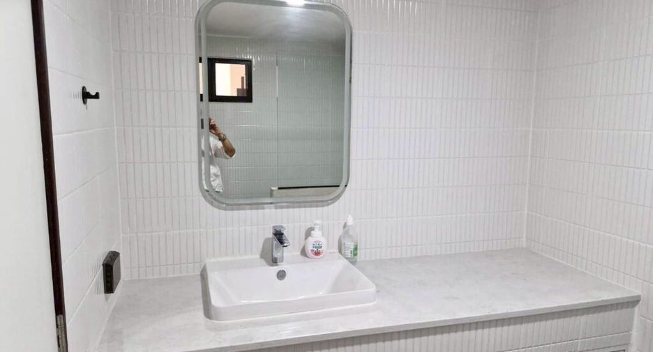 For rent 3 bedrooms condo in Khlong Toei, Bangkok