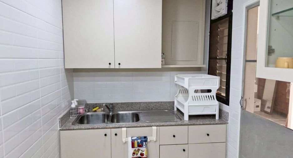 For rent 3 bedrooms condo in Khlong Toei, Bangkok