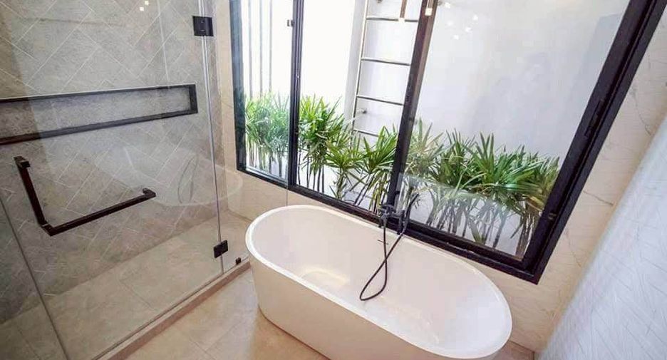 For sale 4 ベッドルーム house in Khlong Toei, Bangkok