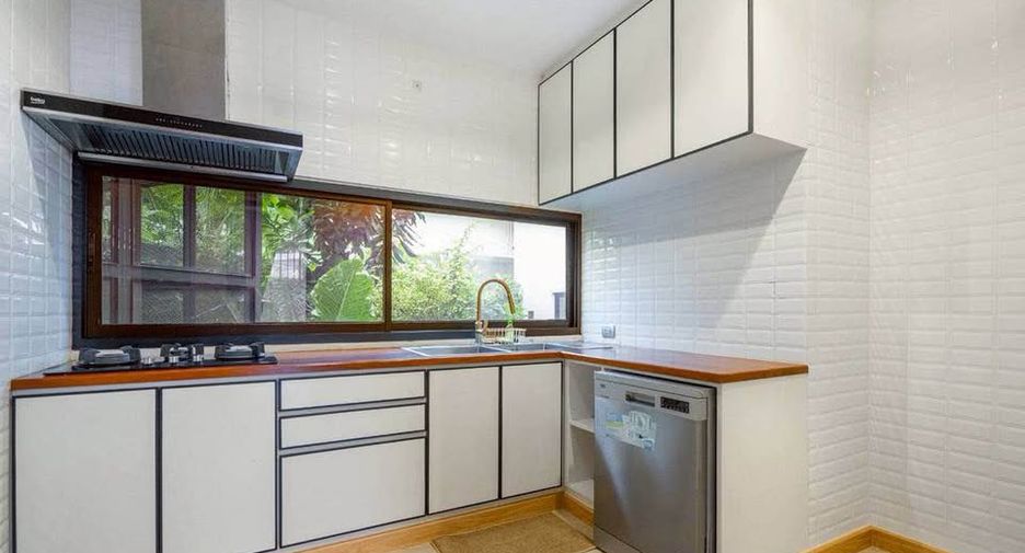 For sale 4 ベッドルーム house in Khlong Toei, Bangkok