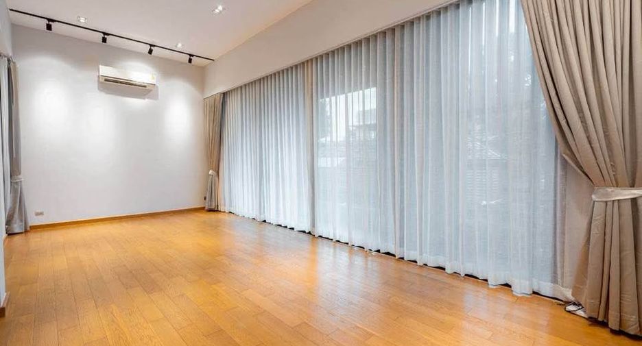 For sale 4 ベッドルーム house in Khlong Toei, Bangkok