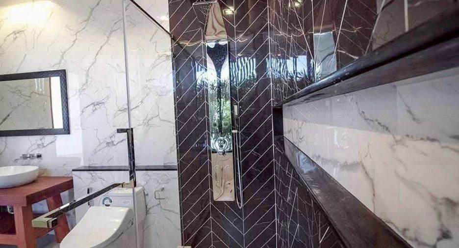 For sale 4 ベッドルーム house in Khlong Toei, Bangkok