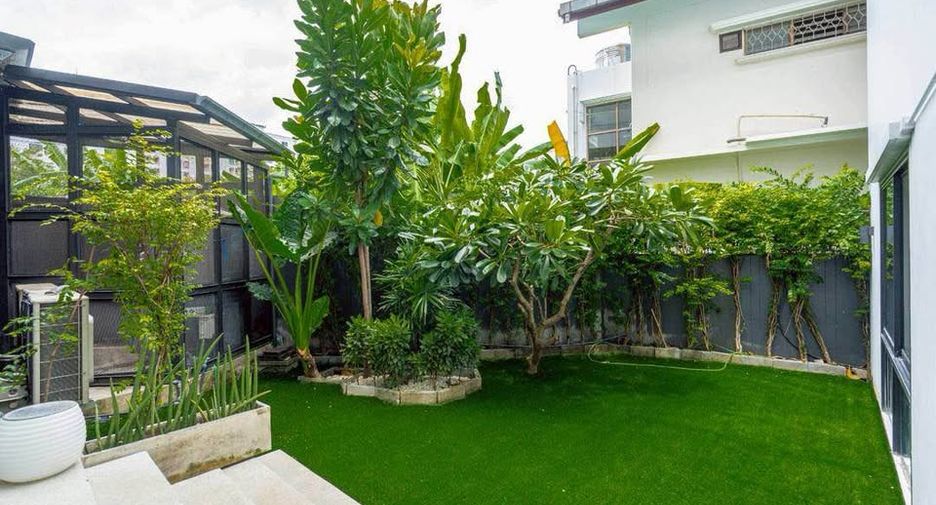 For sale 4 ベッドルーム house in Khlong Toei, Bangkok