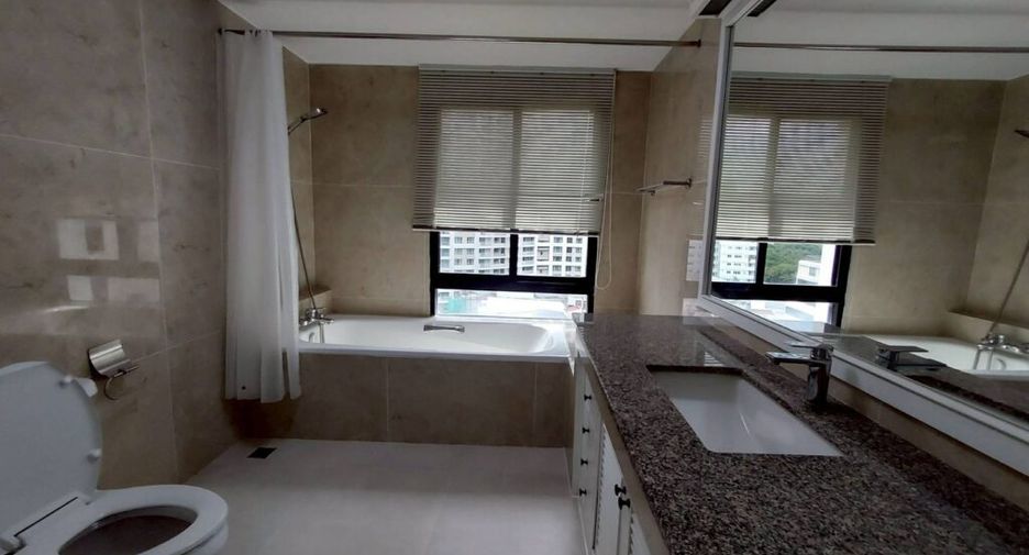 For rent 3 bedrooms condo in Pathum Wan, Bangkok