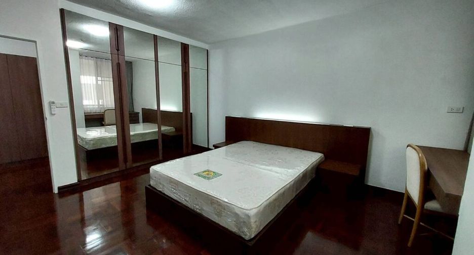 For rent 3 bedrooms condo in Pathum Wan, Bangkok