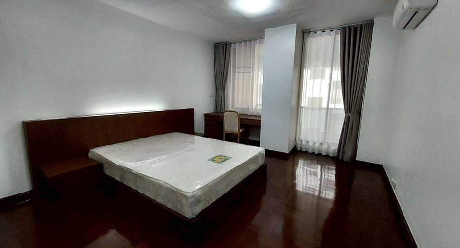 For rent 3 bedrooms condo in Pathum Wan, Bangkok