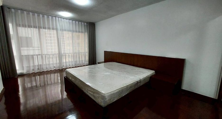 For rent 3 bedrooms condo in Pathum Wan, Bangkok