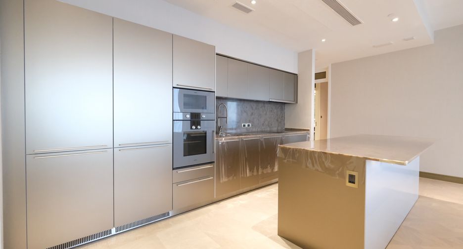 For rent 3 bedrooms condo in Khlong San, Bangkok
