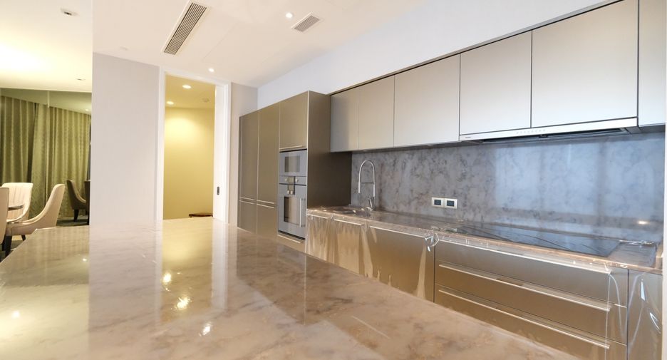 For rent 3 bedrooms condo in Khlong San, Bangkok