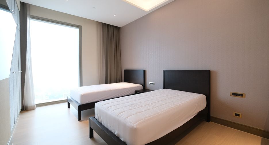 For rent 3 bedrooms condo in Khlong San, Bangkok