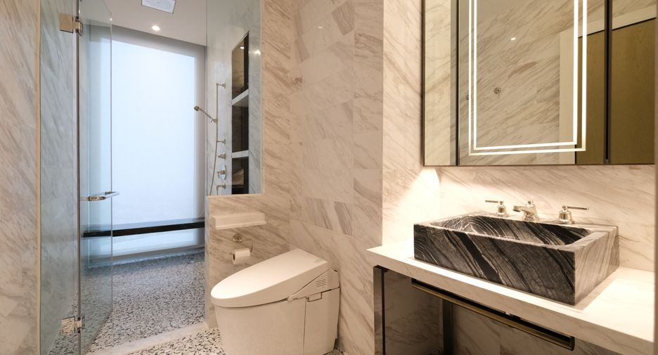 For rent 3 bedrooms condo in Khlong San, Bangkok