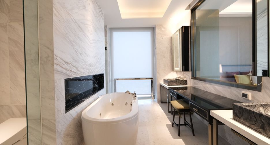 For rent 3 bedrooms condo in Khlong San, Bangkok