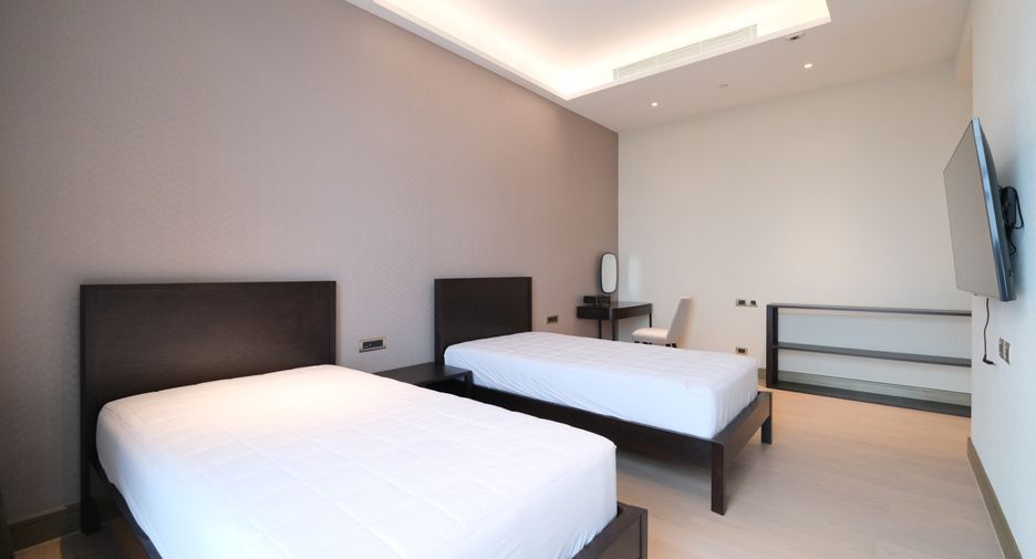 For rent 3 bedrooms condo in Khlong San, Bangkok