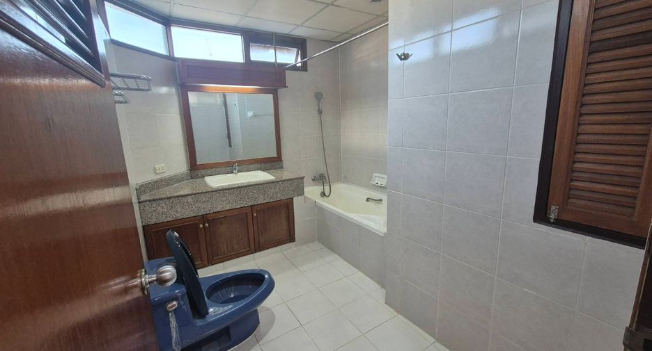 Condo en alquiler de 3 habitaciones en Watthana, Bangkok